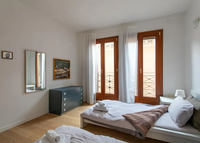 Venice Lance With Lift, 2 Minutes Walk From The Train Station